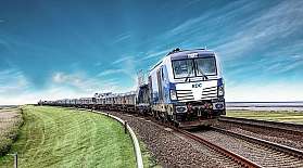 Der blaue AUTOZUG Sylt fährt über den Damm nach Sylt