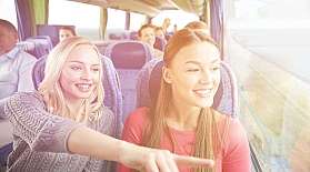 Zwei Frauen sitzen im Reisebus während der Überfahrt nach Sylt.