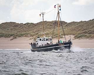 Ein Schiff der Adler-Schiffe vor der Küste von Sylt.