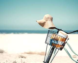 Fahrrad am Strand bei Sonnenschein
