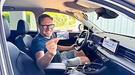 Radio presenter Frank Bremser checks in comfortably with his regular customer card on the blue AUTOZUG Sylt.