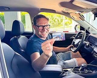 Radio presenter Frank Bremser checks in comfortably with his regular customer card on the blue AUTOZUG Sylt.