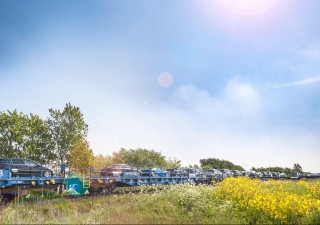 Fahrt durch Frühlingslandschaft