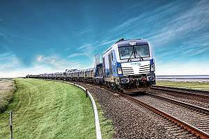 Der blaue AUTOZUG Sylt fährt nach Westerland