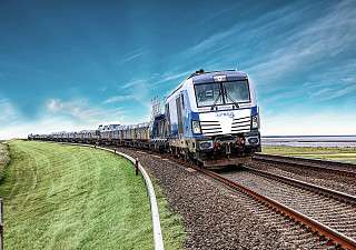 Der blaue AUTOZUG Sylt fährt nach Westerland