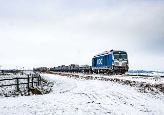 Der blaue AUTOZUG Sylt im Schnee