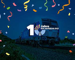 Blau eingefärbtes Foto vom AUTOZUG Sylt mit einem Logo zum 10-jährigen Jubiläum