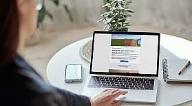 Mockup eines Laptops auf dem ein Newsletter vom blauen AUTOZUG Sylt angezeigt wird