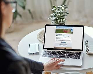 Mockup eines Laptops auf dem ein Newsletter vom blauen AUTOZUG Sylt angezeigt wird