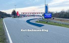 Die Einfahrt zum Terminal in Niebüll mit eingezeichnetem Pfeil zum Check-in des blauen AUTOZUG Sylt.