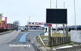 Die Einfahrt zum Autozug-Terminal in Westerland auf Sylt mit eingezeichnetem Pfeil zum Check-in