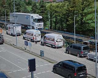 Vogelperspektive auf den Wartebereich am Autozugterminal Niebüll mit einem Bildschirm Effekt.