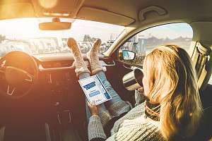 Ticketübergabe beim blauen AUTOZUG Sylt