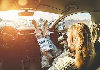 Ticketübergabe beim blauen AUTOZUG Sylt